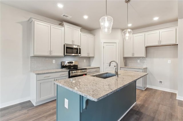 4045 Links Blvd, Jefferson, GA 30549 - kitchen with stainless steel appliances, a sink, baseboards, wood finished floors, and recessed lighting