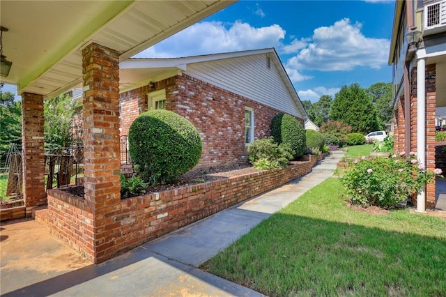 view of side of property featuring a lawn