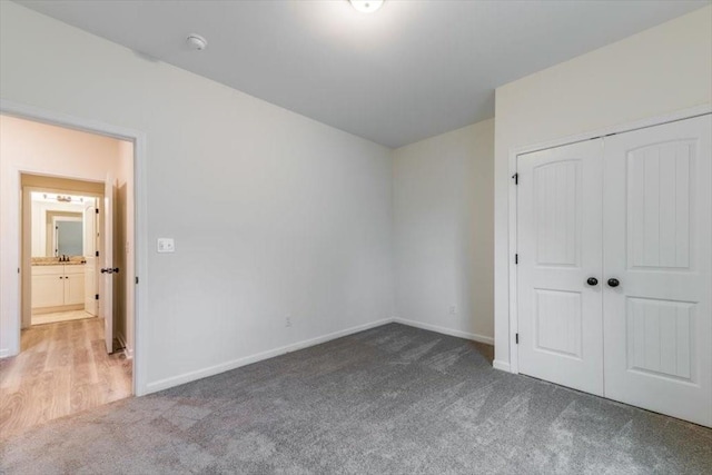 unfurnished bedroom with carpet flooring and a closet