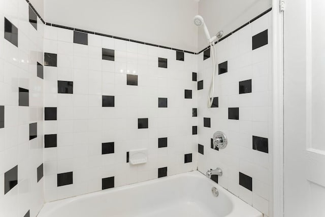 bathroom with tiled shower / bath