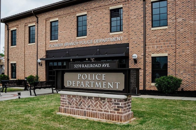 community sign with a lawn