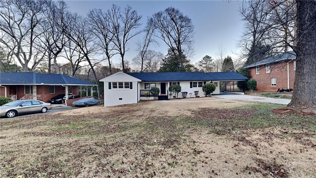 single story home featuring a porch and a front lawn