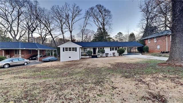 single story home featuring a porch and a front lawn