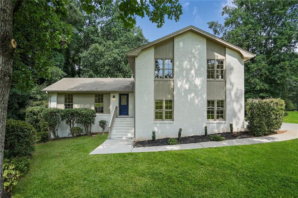 view of front facade with a front lawn