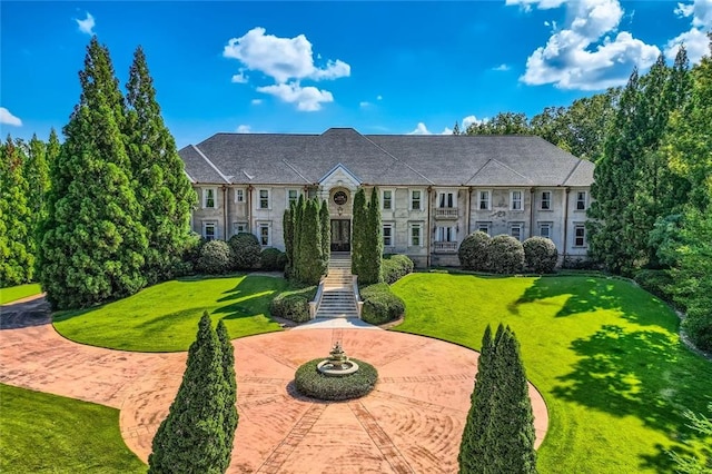 view of front facade featuring a front yard