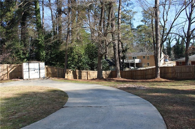 view of yard with a storage shed