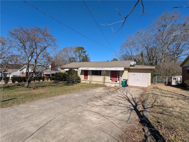 single story home featuring a front lawn