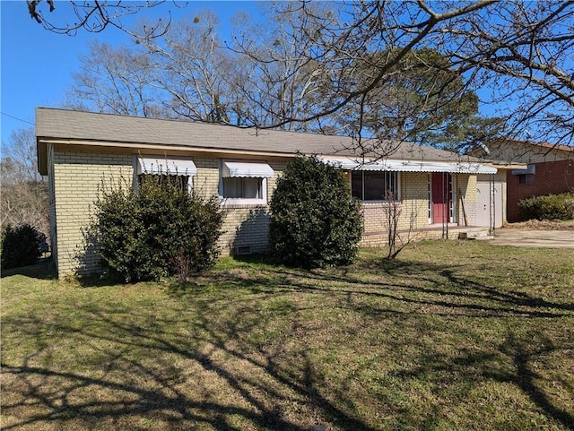 view of front facade featuring a front lawn