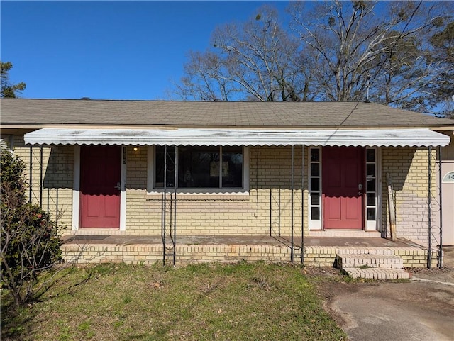 view of front facade featuring a front yard