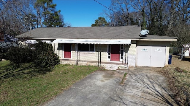 single story home featuring a front yard