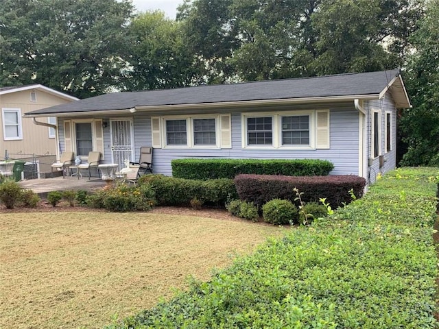 view of front of home featuring a patio and a front yard