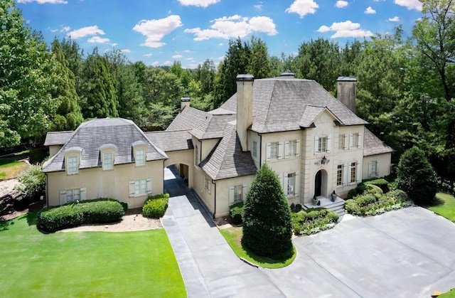 view of front of home featuring a front lawn