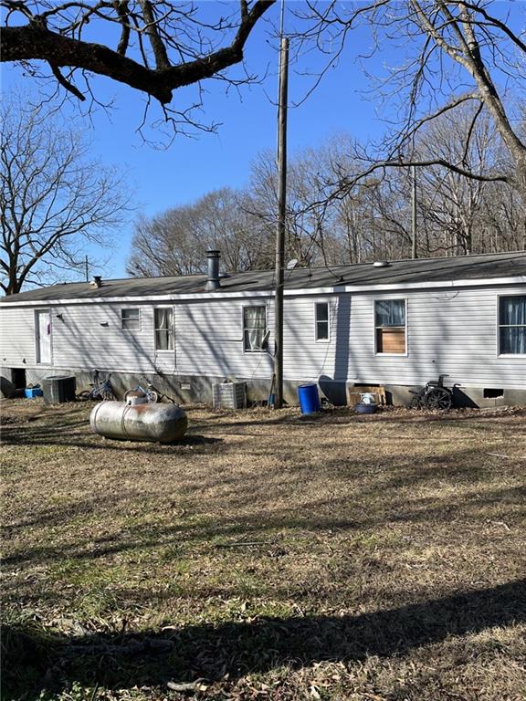 back of house featuring a lawn