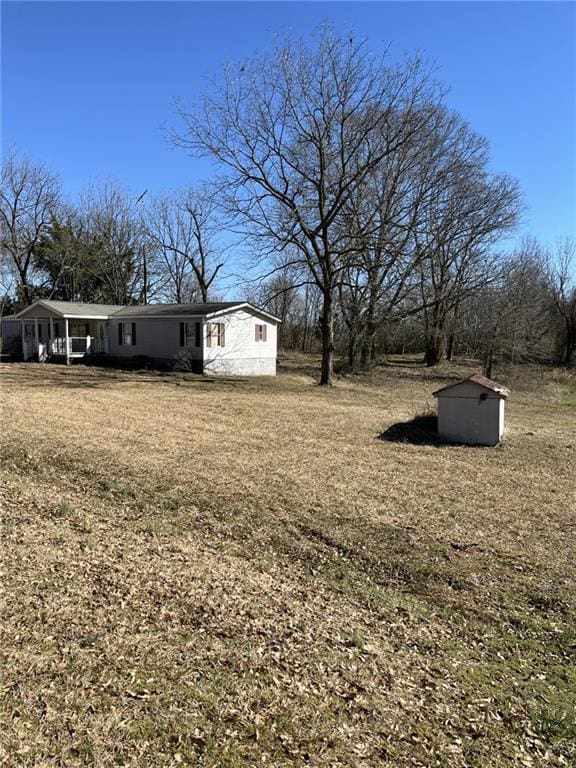 view of yard with a shed