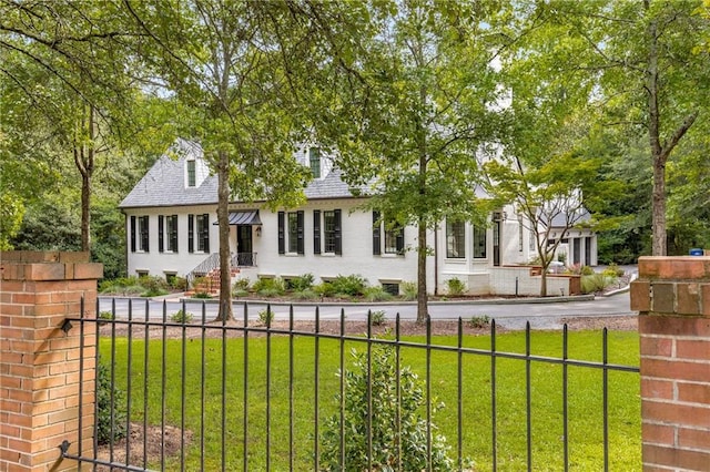 view of front of house featuring a front lawn