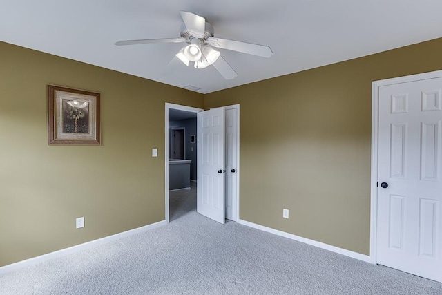 unfurnished bedroom featuring carpet flooring, baseboards, a ceiling fan, and a closet