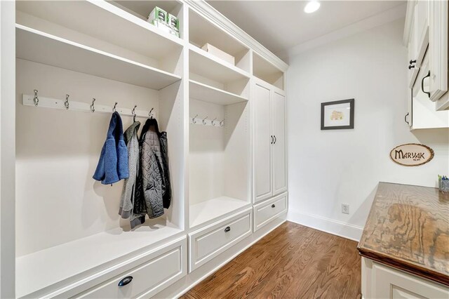 mudroom featuring recessed lighting, dark wood-style flooring, and baseboards