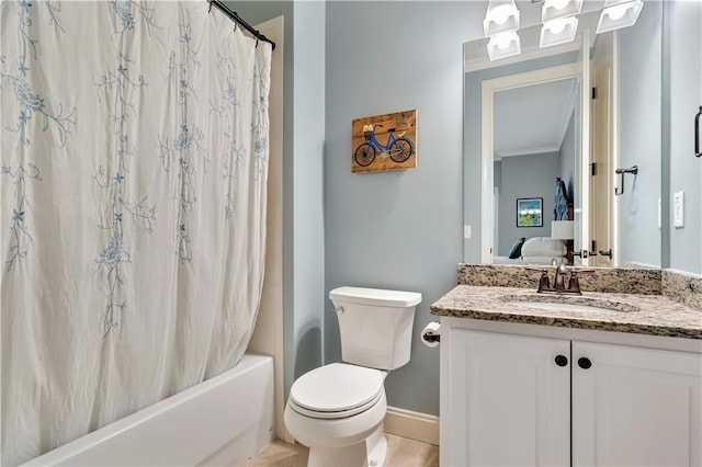 bathroom featuring shower / bathtub combination with curtain, vanity, ensuite bath, toilet, and baseboards