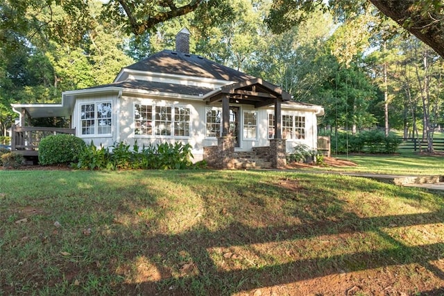 view of front facade with a front yard