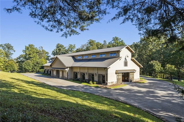 view of front facade with a front yard