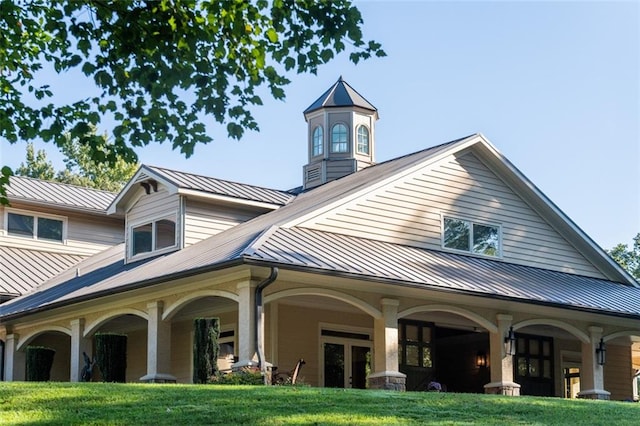 view of front facade with a front yard