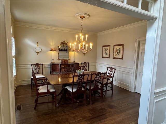 dining space featuring ornamental molding, dark wood-style flooring, visible vents, and a notable chandelier