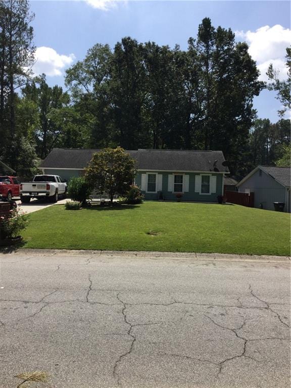 ranch-style home with a front yard