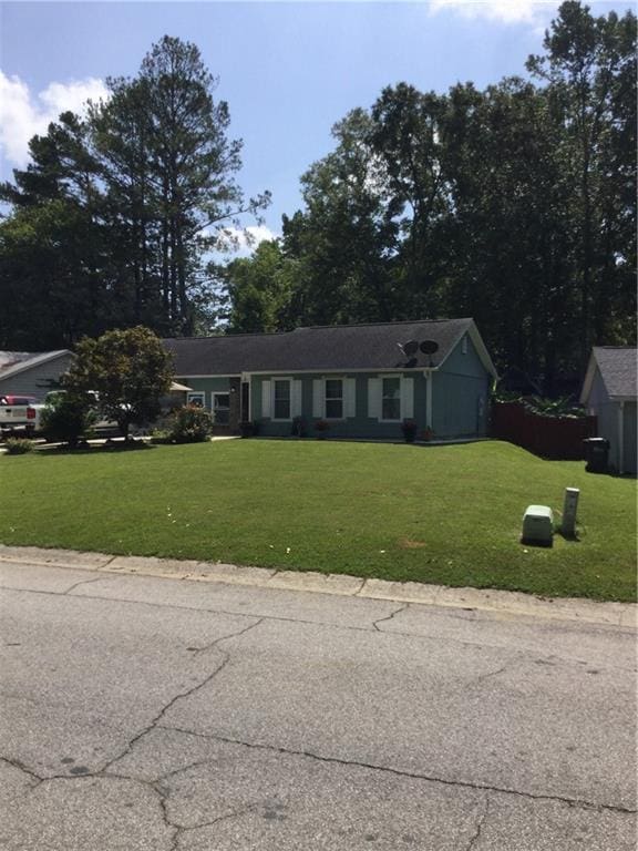 single story home with a front yard