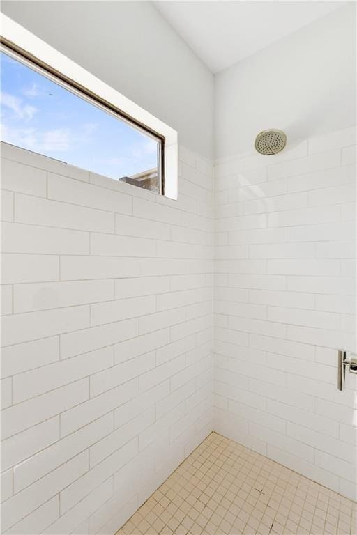 bathroom featuring a tile shower