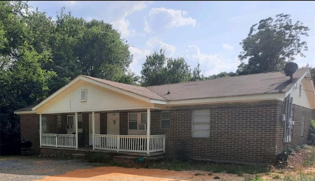 ranch-style home featuring covered porch