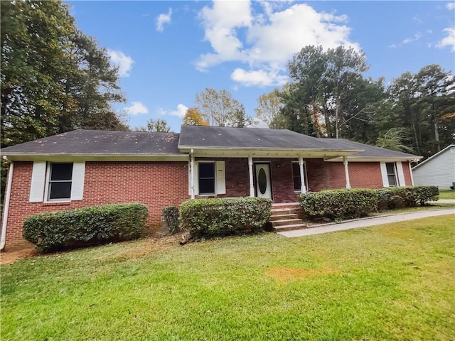 single story home featuring a front lawn