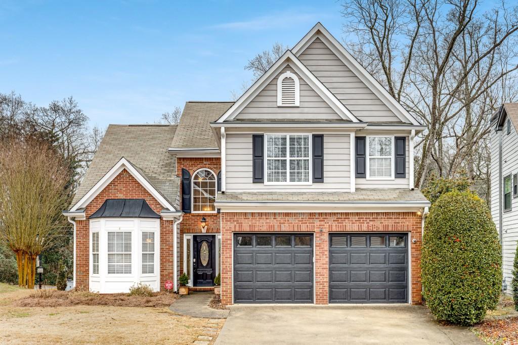 view of front property featuring a garage