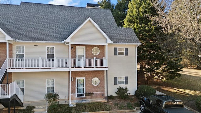 view of front of property featuring a balcony