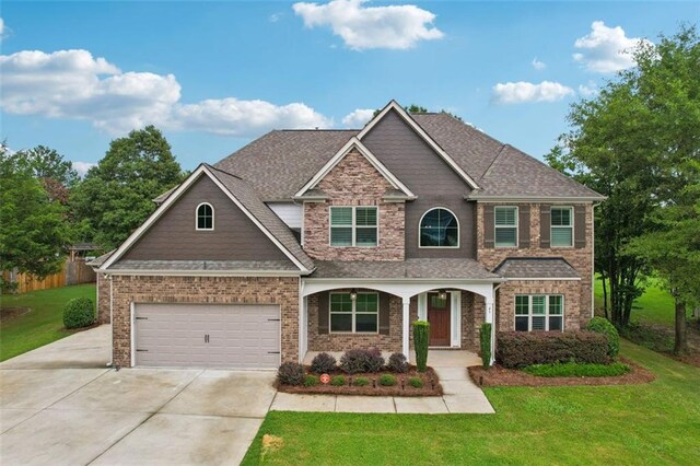 craftsman inspired home featuring a front yard