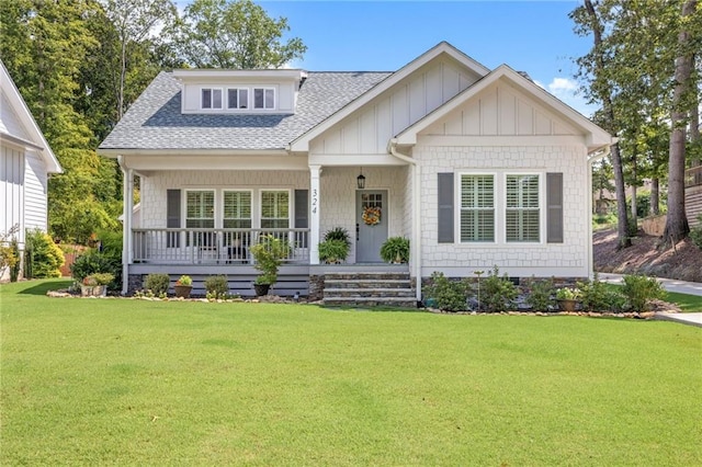 view of front facade featuring a front yard and covered porch