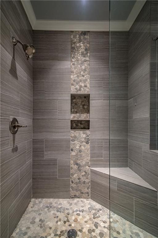 bathroom featuring a tile shower