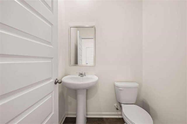 bathroom featuring toilet and sink