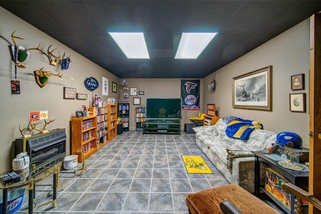 living area featuring a drop ceiling