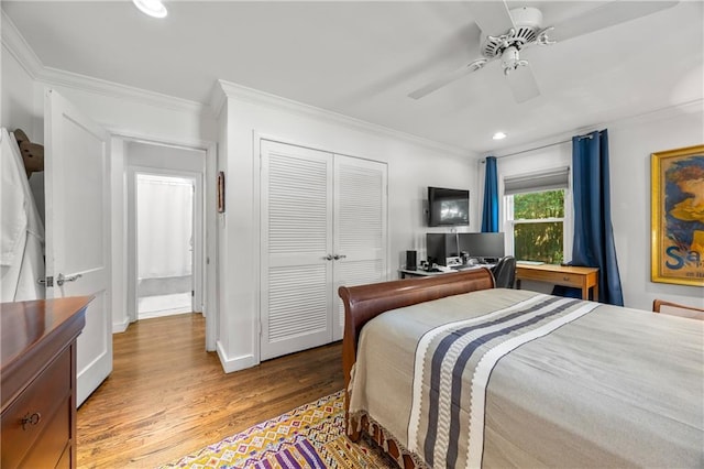 bedroom with ornamental molding, a closet, ceiling fan, and hardwood / wood-style flooring