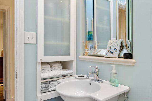 bathroom featuring sink