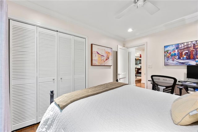 bedroom with ceiling fan, a closet, and ornamental molding