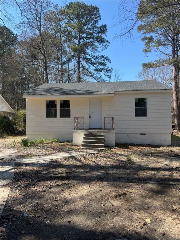 view of front of property featuring a porch and crawl space