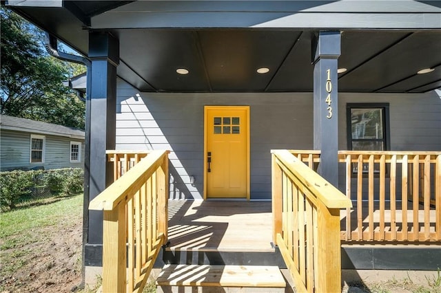 entrance to property featuring covered porch