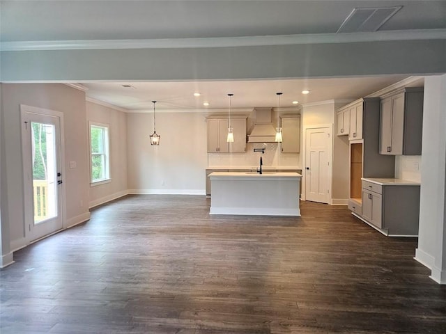195 Silvercrest Dr, Acworth, GA 30101 - kitchen featuring custom exhaust hood, dark wood-style flooring, gray cabinets, a kitchen island with sink, and ornamental molding