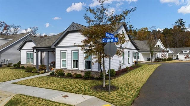 view of front of house featuring a front yard