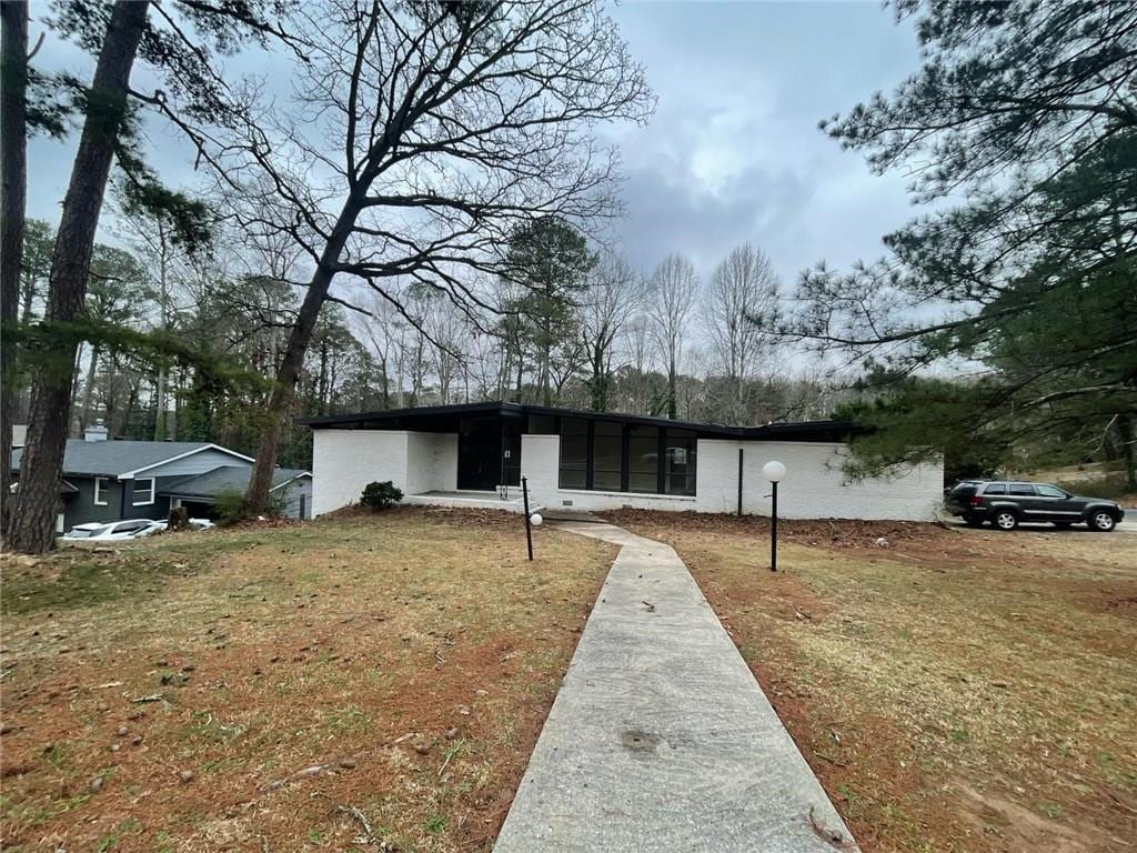 single story home with a front yard