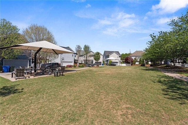 view of grassy yard with a residential view