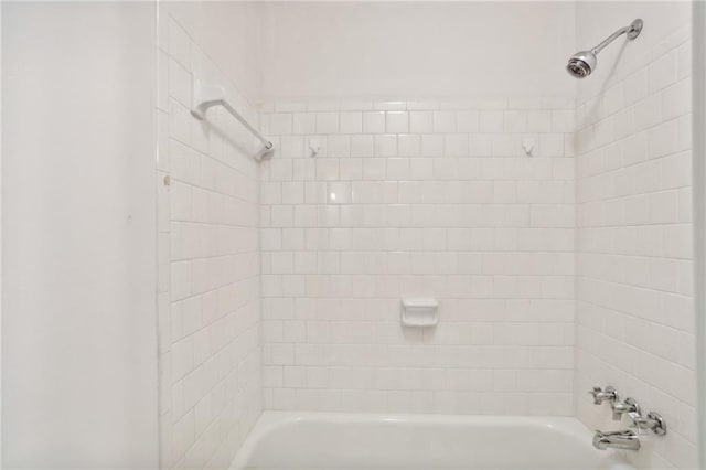 bathroom with tiled shower / bath combo