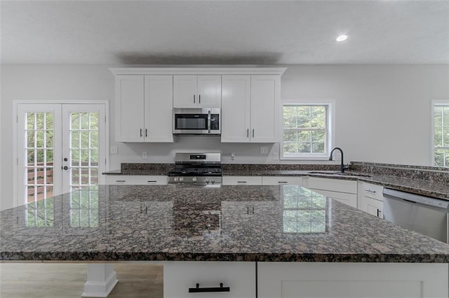 1706 Brandon Lee Way SW, Marietta, GA 30008 - kitchen with stainless steel appliances, a sink, a kitchen island, healthy amount of natural light, and recessed lighting