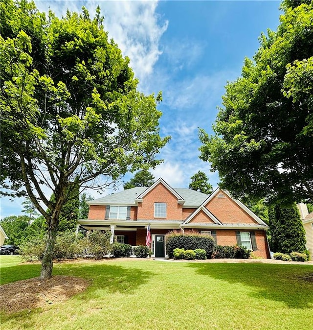 view of front facade featuring a front lawn